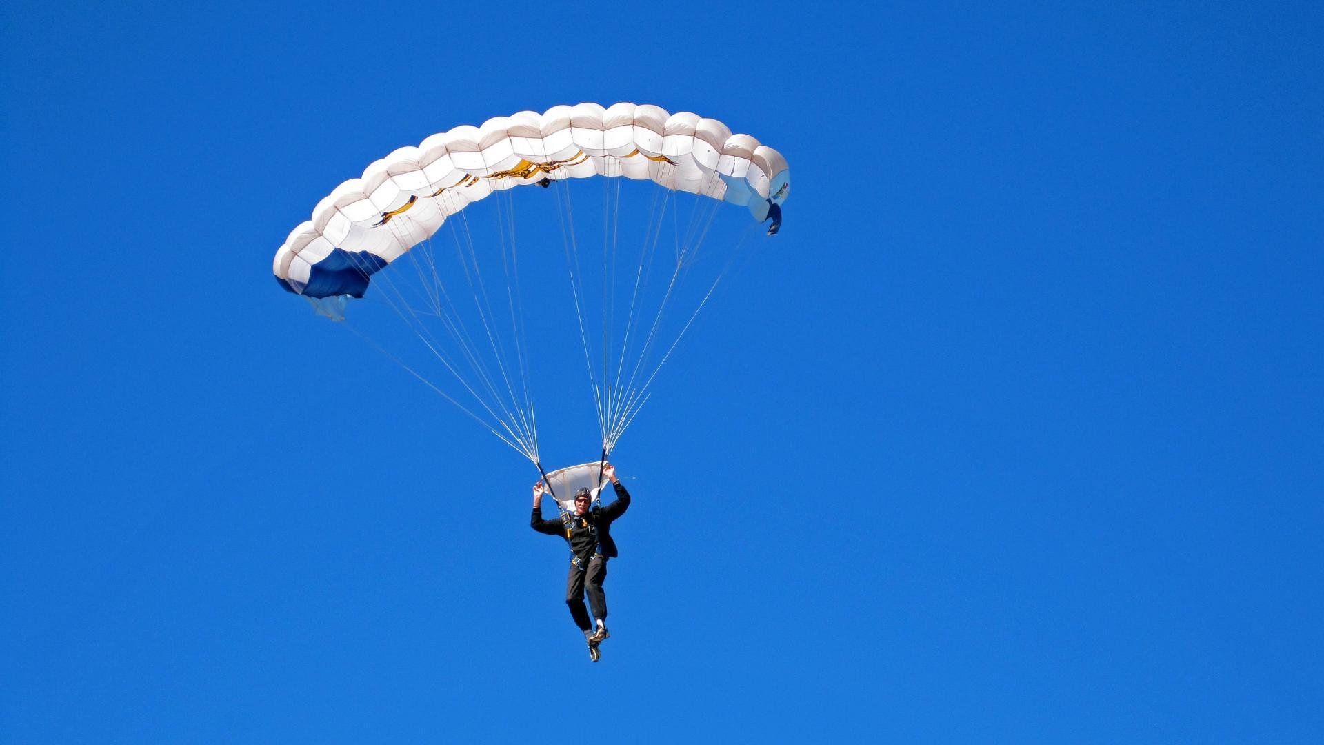 塞内加尔队前锋洛佩斯在巴黎奥运会上表现出色，洛佩和塞万提斯